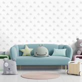 نمای اتاق نوزاد با کاغذ دیواری سفید طرح نهنگهای اقیانوس.