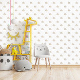 نمای اتاق نوزاد با کاغذ دیواری سفید طرح نهنگهای اقیانوس.