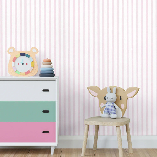 نمای نزدیک از کاغذ دیواری با خطوط راه راه صورتی ملایم و سفید با بافت ریز.