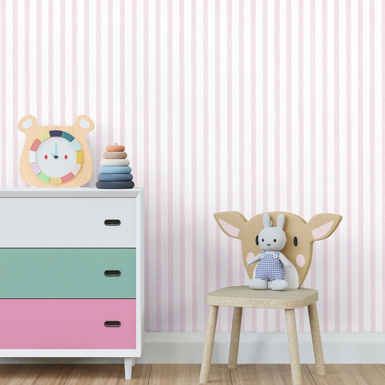 نمای نزدیک از کاغذ دیواری با خطوط راه راه صورتی ملایم و سفید با بافت ریز.