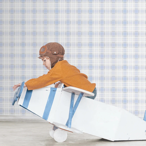 نمای دکوراسیون اتاق کودک با کاغذ دیواری چهارخونه صورتی و سفید مینیمال