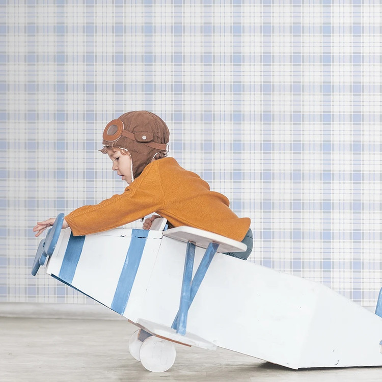 نمای دکوراسیون اتاق کودک با کاغذ دیواری چهارخونه صورتی و سفید مینیمال