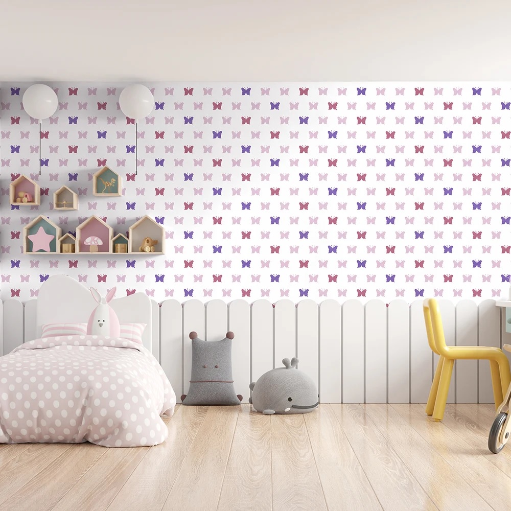 نمای اتاق دخترانه با کاغذ دیواری سفید و الگوی پروانههای صورتی