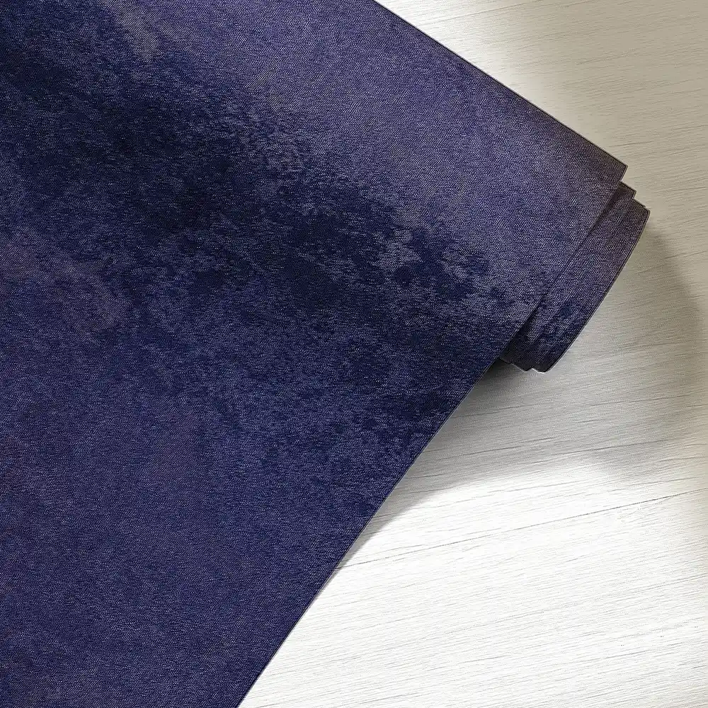 نمای نزدیک از بافت کاغذ دیواری سرمهای ساده و مات با کیفیت چاپ بالا