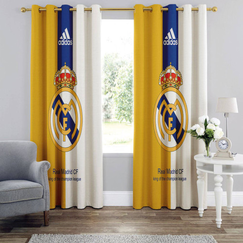 پرده چاپی پانچی با لوگوی بزرگ باشگاه رئال مادرید روی پارچه سفید و آبی در اتاق خواب پسرانه ورزشی.