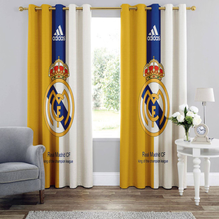 پرده چاپی پانچی با لوگوی بزرگ باشگاه رئال مادرید روی پارچه سفید و آبی در اتاق خواب پسرانه ورزشی.