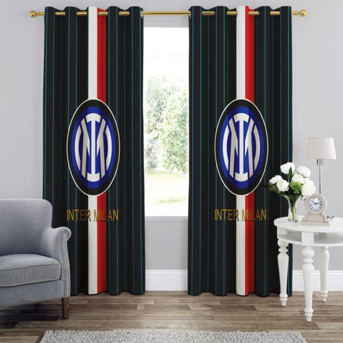 پرده چاپی پانچی با لوگوی جدید باشگاه اینتر میلان در ابعاد بزرگ روی زمینه مشکی و آبی در اتاق خواب ورزشی مدرن.