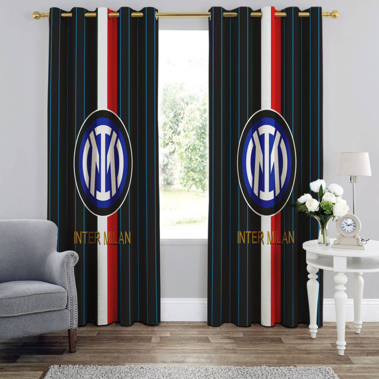 پرده چاپی پانچی با لوگوی جدید باشگاه اینتر میلان در ابعاد بزرگ روی زمینه مشکی و آبی در اتاق خواب ورزشی مدرن.