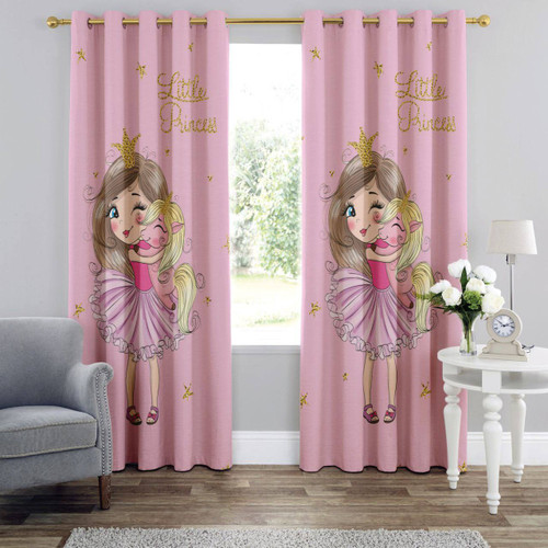 پرده پانچی چاپی اتاق کودک با طرح دختربچهای در پیراهن صورتی که اسب تکشاخ بغل کرده و نوشته Little Princess.