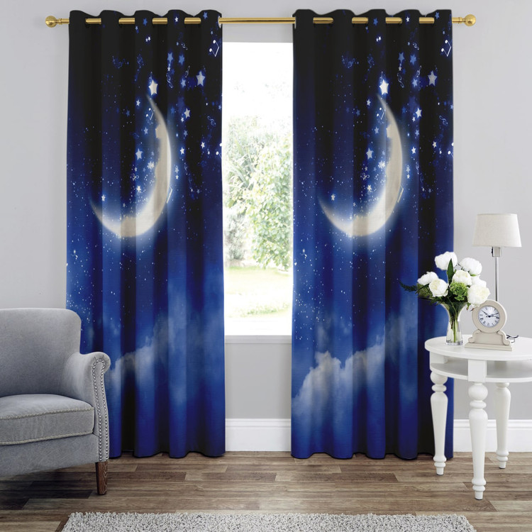 پرده پانچی مخمل با طرح آسمان شب سرمهای و ماه کامل سفید و پرنور در دکوراسیون اتاق خواب آرامشبخش.