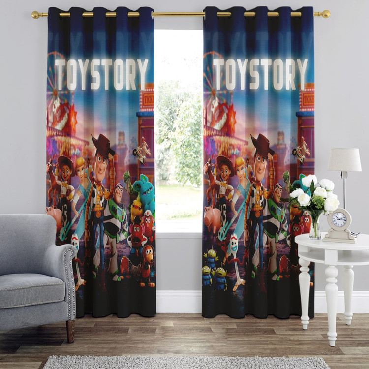 پرده پانچی اتاق کودک با طرح شخصیتهای کارتون داستان اسباببازیها شامل وودی و باز لایتیر روی پارچه مخمل.