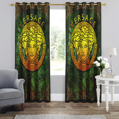 پرده پذیرایی لوکس با طرح لوگوی ورساچه زرد طلایی روی زمینه سبز تیره از جنس مخمل لازار با دوخت پانچی.