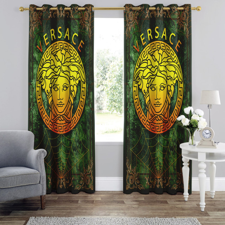 پرده پذیرایی لوکس با طرح لوگوی ورساچه زرد طلایی روی زمینه سبز تیره از جنس مخمل لازار با دوخت پانچی.