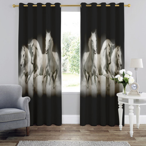 پرده پانچی مخمل لازار با تصویر هنری اسبهای سفید در حال دویدن در زمینه سیاه عمیق در پذیرایی مدرن.