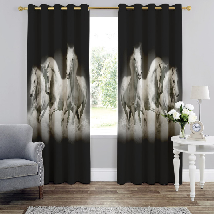 پرده پانچی مخمل لازار با تصویر هنری اسبهای سفید در حال دویدن در زمینه سیاه عمیق در پذیرایی مدرن.
