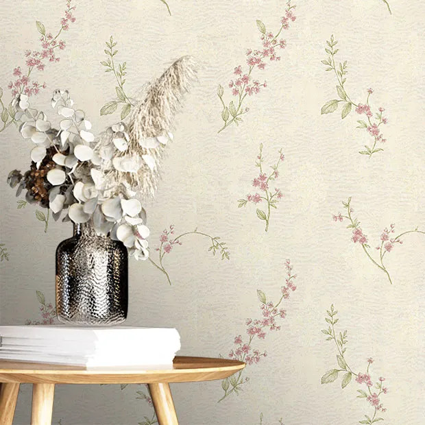 نمای نزدیک از کاغذدیواری گلدار خوشهای با دانههای اکلیلی درخشان و پسزمینه بافتدار