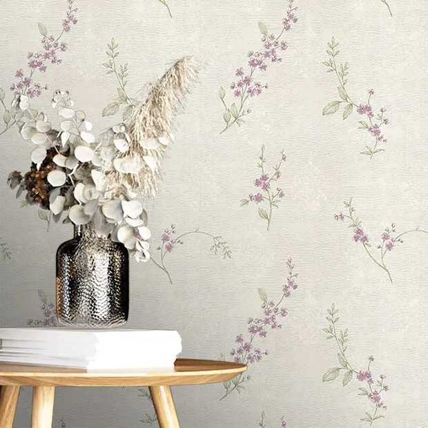 نمای نزدیک از کاغذدیواری گلدار خوشهای با دانههای اکلیلی درخشان و پسزمینه بافتدار