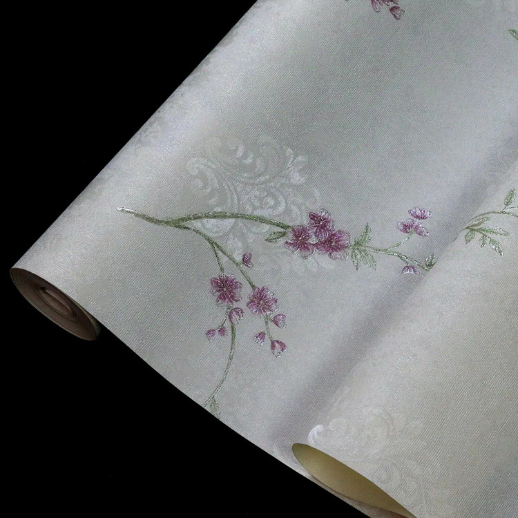 نمای نزدیک از کاغذدیواری گلدار خوشهای با دانههای اکلیلی درخشان و پسزمینه بافتدار