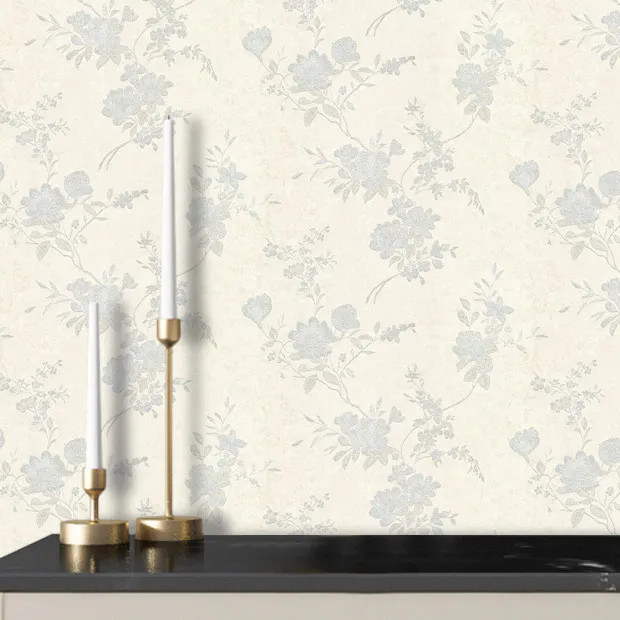 نمای نزدیک از کاغذدیواری گلدار با زمینه پتینه محو و ذرات اکلیلی درخشان در نور