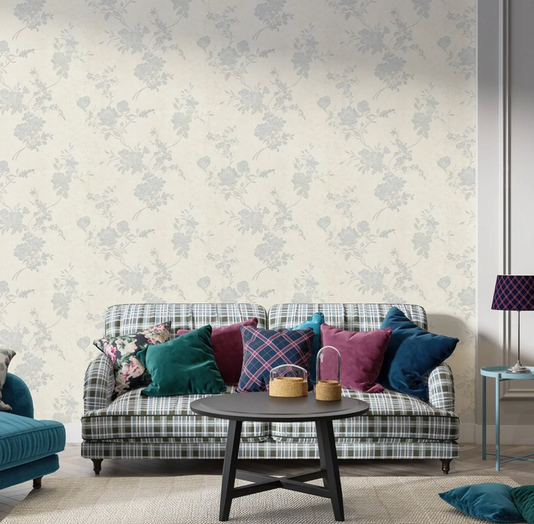 نمای نزدیک از کاغذدیواری گلدار با زمینه پتینه محو و ذرات اکلیلی درخشان در نور