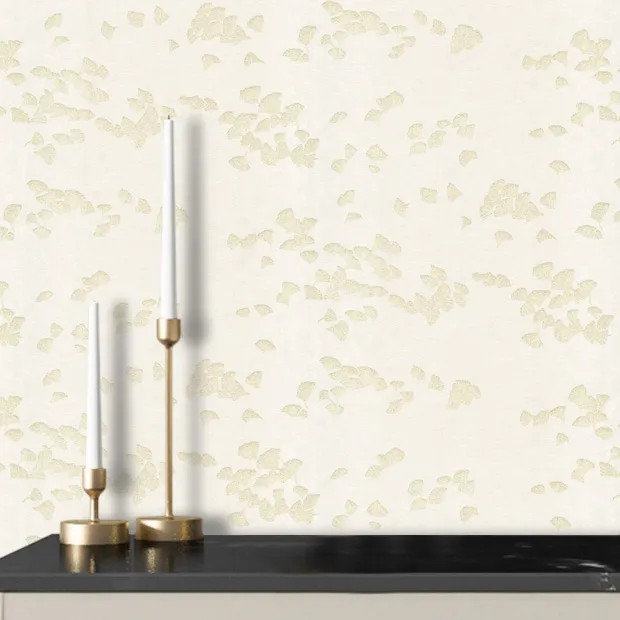 نمای نزدیک از کاغذدیواری طرح گل بادبزنی با دانههای اکلیلی در دو رنگ صورتی ملایم و طلایی مجلل