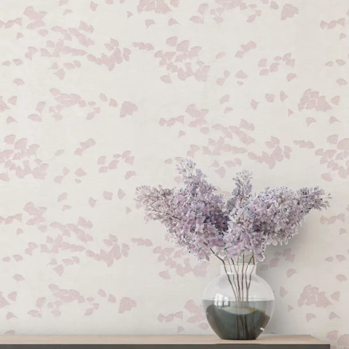 نمای نزدیک از کاغذدیواری طرح گل بادبزنی با دانههای اکلیلی در دو رنگ صورتی ملایم و طلایی مجلل