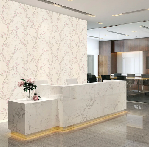 نمای کامل از کاغذدیواری طرح شکوفه با شاخههای قهوهای عمودی و گلبرگهای شایندار در دو رنگ صورتی و سبز ملایم