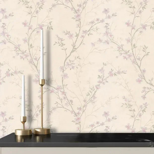 نمای کامل از کاغذدیواری طرح شکوفه با شاخههای قهوهای عمودی و گلبرگهای شایندار در دو رنگ صورتی و سبز ملایم