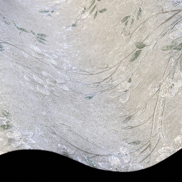 نمای کامل از کاغذدیواری طرح شکوفه با شاخههای قهوهای عمودی و گلبرگهای شایندار در دو رنگ صورتی و سبز ملایم