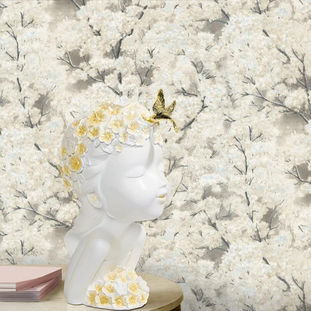 نمای نزدیک از کاغذدیواری طرح درختچههای متراکم و درهمتنیده با برگهای شایندار و زمینه پتینه عمیق