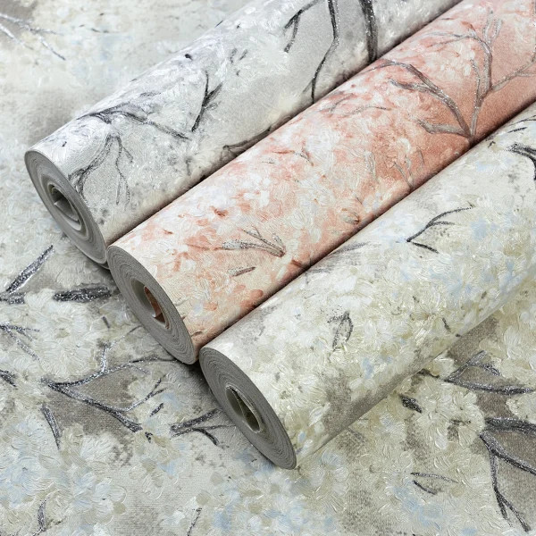 نمای نزدیک از کاغذدیواری طرح درختچههای متراکم و درهمتنیده با برگهای شایندار و زمینه پتینه عمیق