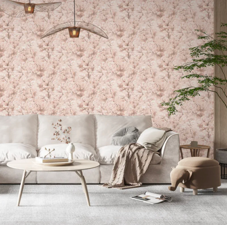 نمای نزدیک از کاغذدیواری طرح درختچههای متراکم و درهمتنیده با برگهای شایندار و زمینه پتینه عمیق