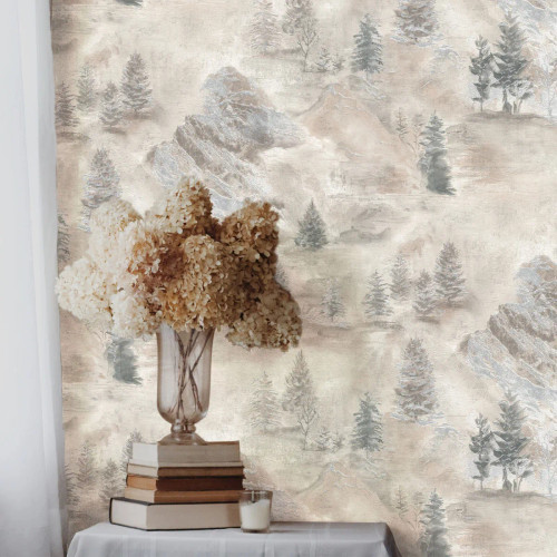 کاغذدیواری منظره کوهستان و جنگل با درخشش اکلیل نقرهای روی شاخهها و پسزمینه پتینه مهآلود