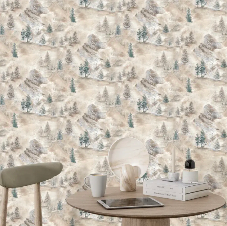 کاغذدیواری منظره کوهستان و جنگل با درخشش اکلیل نقرهای روی شاخهها و پسزمینه پتینه مهآلود