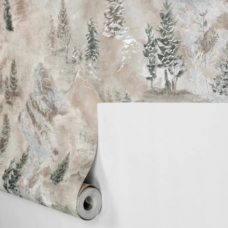 کاغذدیواری منظره کوهستان و جنگل با درخشش اکلیل نقرهای روی شاخهها و پسزمینه پتینه مهآلود