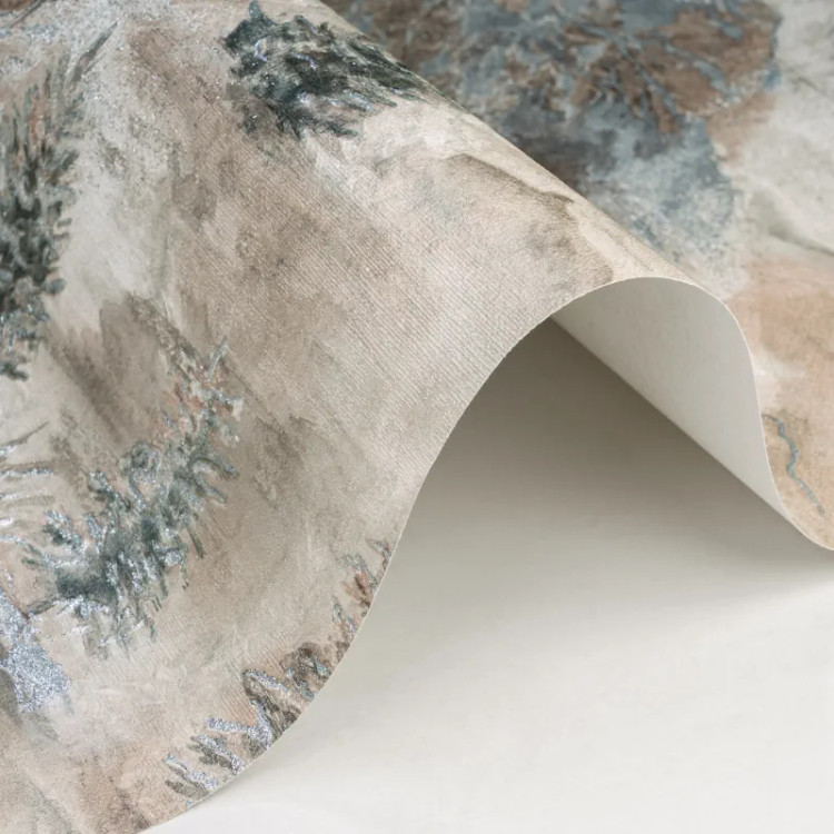 کاغذدیواری منظره کوهستان و جنگل با درخشش اکلیل نقرهای روی شاخهها و پسزمینه پتینه مهآلود