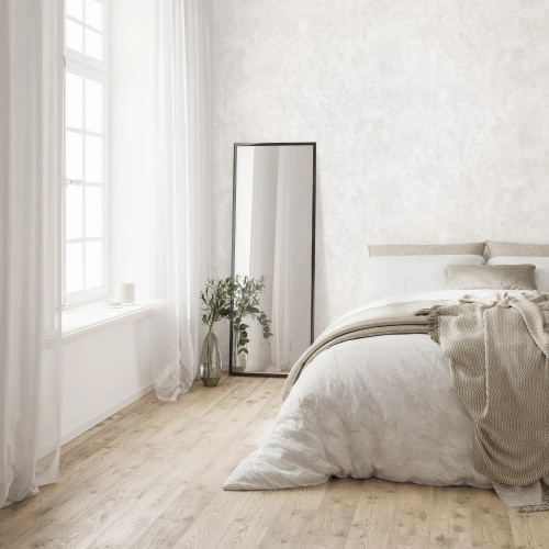 نمای نزدیک از بافت برجسته کاغذدیواری سفید صدفی با درخشش ملایم شاین و طرح پتینه ریز