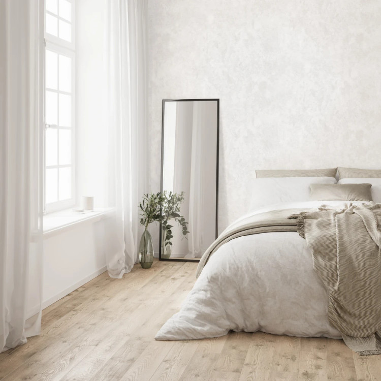 نمای نزدیک از بافت برجسته کاغذدیواری سفید صدفی با درخشش ملایم شاین و طرح پتینه ریز