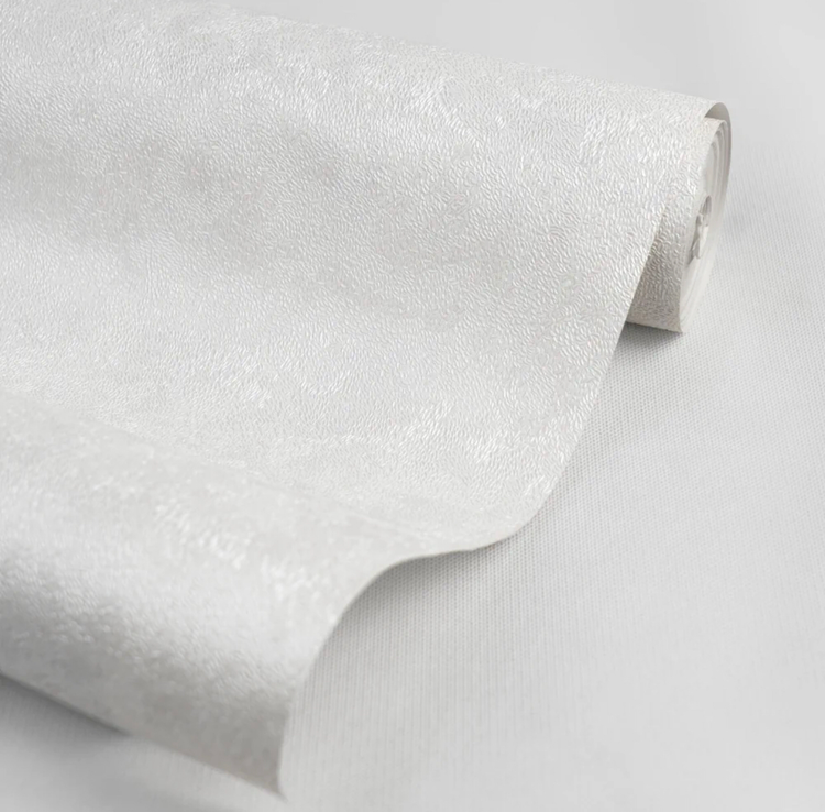 نمای نزدیک از بافت برجسته کاغذدیواری سفید صدفی با درخشش ملایم شاین و طرح پتینه ریز