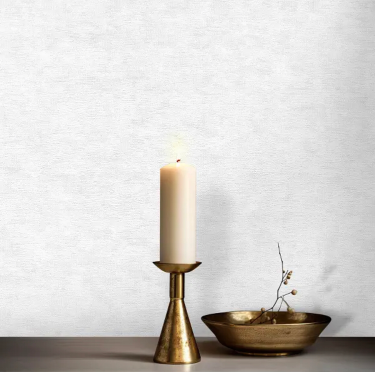 کاغذدیواری سفید صدفی با بافت برجسته و درخشش ابریشمی بدون دانههای اکلیل