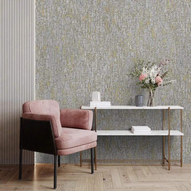 نمای نزدیک از کاغذدیواری طوسی بافتدار در دو مدل با رگههای درخشان طلایی و نقرهای و زمینه پتینه محو