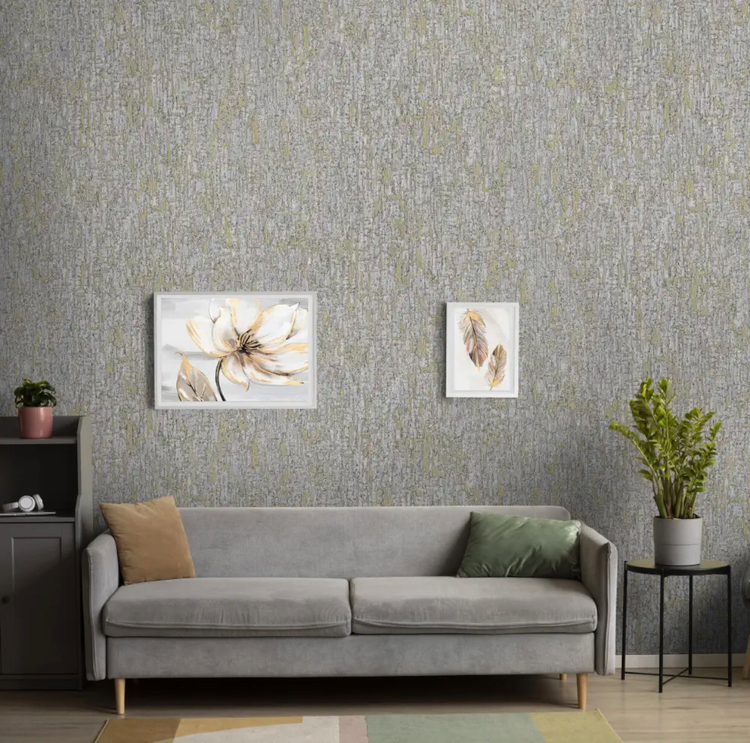 نمای نزدیک از کاغذدیواری طوسی بافتدار در دو مدل با رگههای درخشان طلایی و نقرهای و زمینه پتینه محو