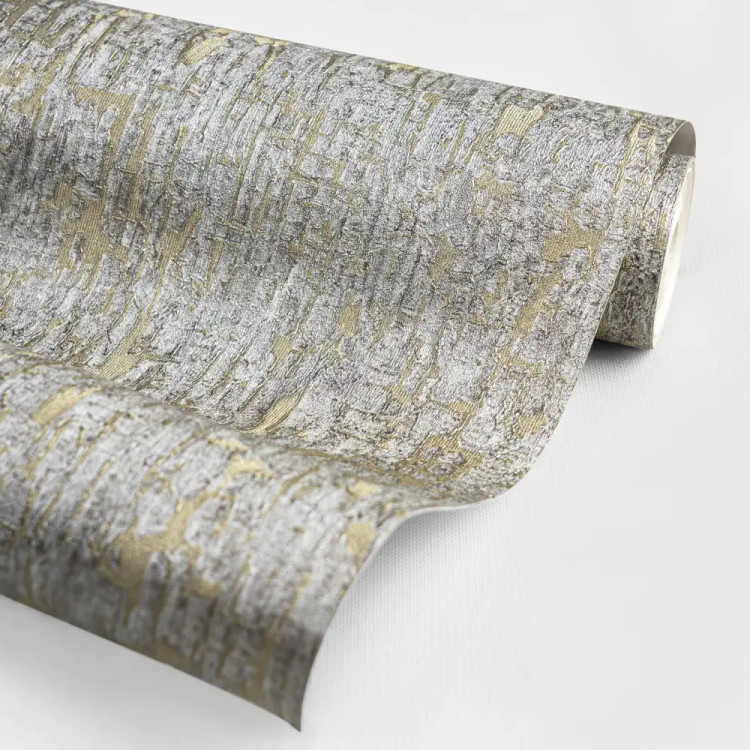 نمای نزدیک از کاغذدیواری طوسی بافتدار در دو مدل با رگههای درخشان طلایی و نقرهای و زمینه پتینه محو