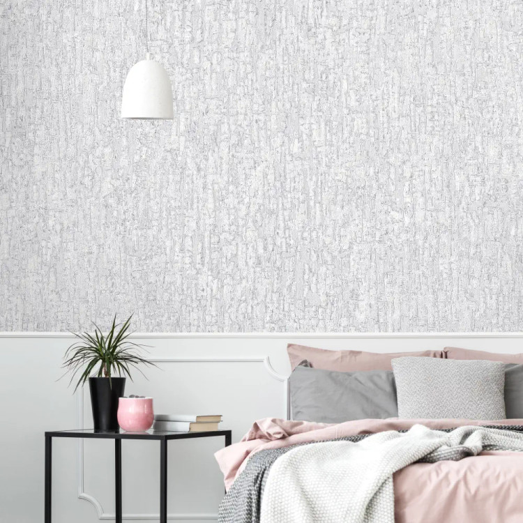 کاغذدیواری طوسی روشن با بافت برجسته نقرهای شایندار و زمینه پتینه ملایم