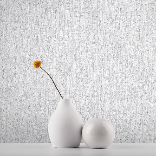 کاغذدیواری طوسی روشن با بافت برجسته نقرهای شایندار و زمینه پتینه ملایم