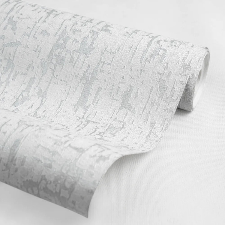 کاغذدیواری طوسی روشن با بافت برجسته نقرهای شایندار و زمینه پتینه ملایم