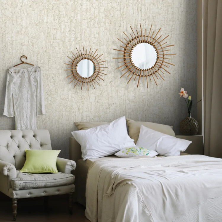 نمای نزدیک از کاغذدیواری کرم بافتدار با رگههای طلایی شایندار و پسزمینه پتینه گرم