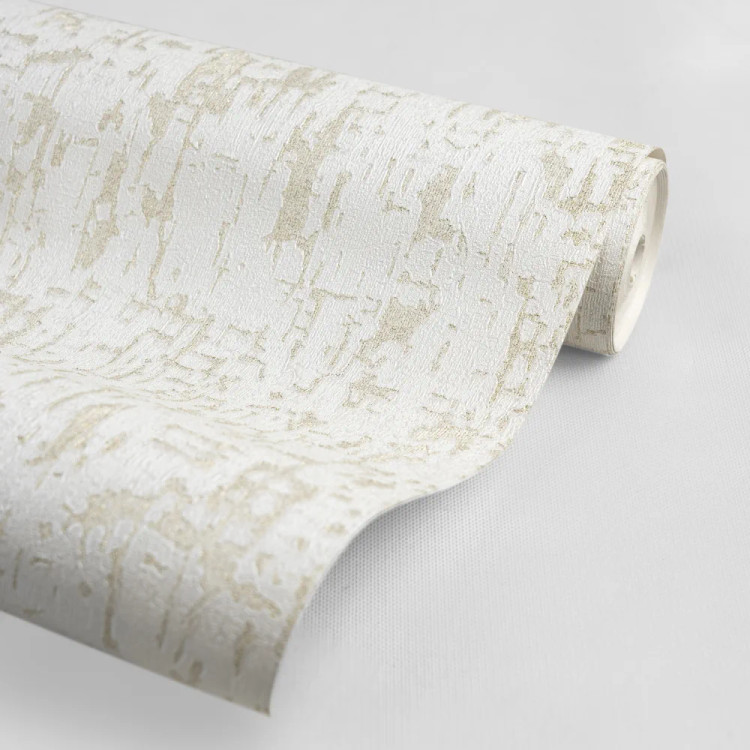 نمای نزدیک از کاغذدیواری کرم بافتدار با رگههای طلایی شایندار و پسزمینه پتینه گرم