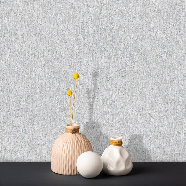 کاغذدیواری طوسی روشن با بافت برجسته نقرهای شایندار و زمینه پتینه ملایم