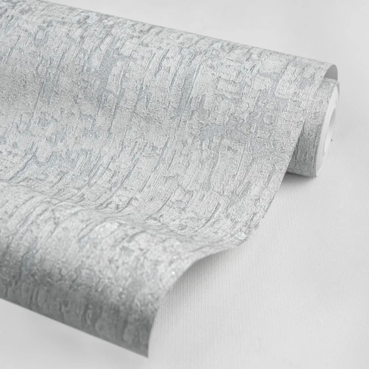 کاغذدیواری طوسی روشن با بافت برجسته نقرهای شایندار و زمینه پتینه ملایم